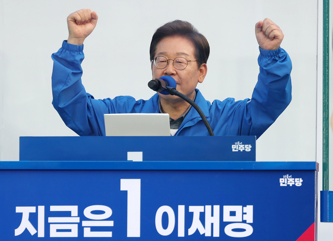 이재명 더불어민주당 대선후보가 1일 오후 부산 동구 부산역 광장에서 열린 유세에서 연설을 하고 있다.(사진=뉴시스 제공)