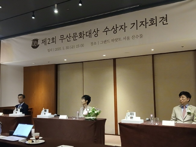 문학 분야는 소설가 권여선, 음악 분야는 첼리스트 양성원, 사회문화 분야는 이태석 재단이 수상자로 선정됐다.시상식에 앞서 세 명의 수상자를 소개하는 기자간담회 모습.(왼쪽부터 양성원 첼리스트,권여선 작가,구수환 이태석재단 이사장)/사진=홍경의 기자