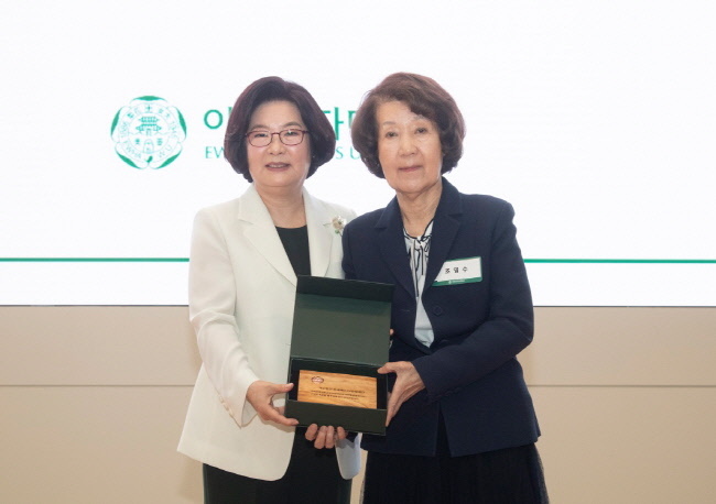 조영수 한세예스24문화재단 명예이사장이 이화여대 창립 139주년 기념 오찬 행사서 감사패를 수여받았다.(사진=이화여대 제공)