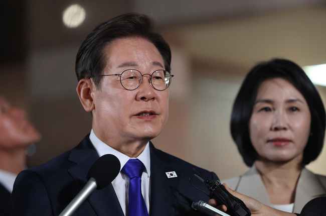 이재명 대통령이 3일 밤 인천 계양구 자택을 나서며 지지자들에게 인사말을 하고 있다.(사진=뉴시스 제공)