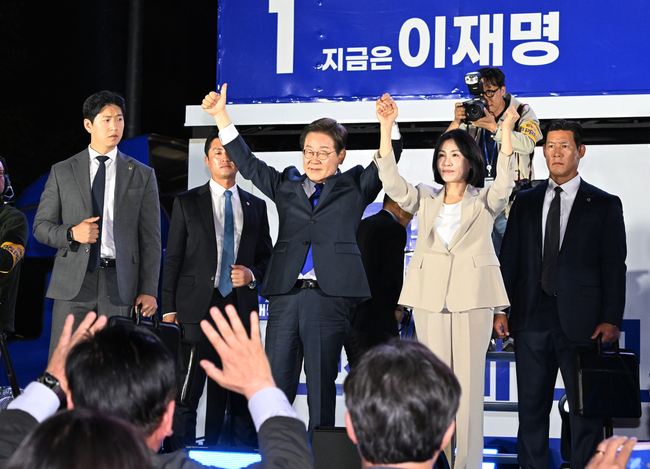 이재명 대통령과 김혜경 여사가 4일 오전 서울 여의도 국회 앞에서 열린 국민 개표방송 행사에서 시민들에게 인사하고 있다. (사진=공동취재/뉴시스 제공) 