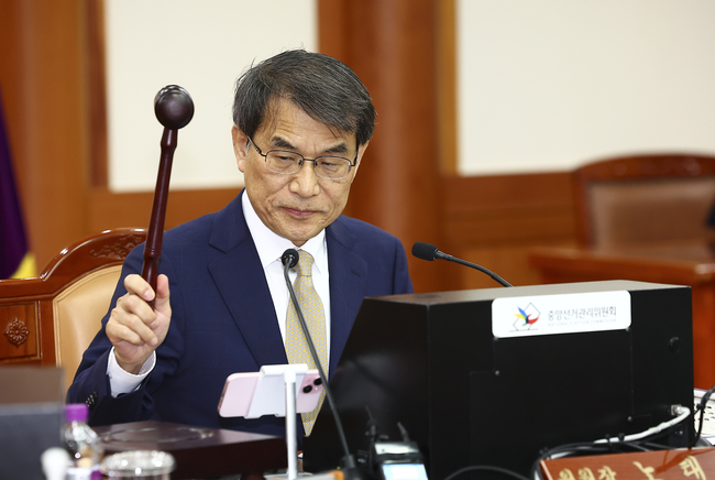 노태악 중앙선거관리위원장이 4일 오전 경기 과천시 중앙선거관리위원회 회의실에서 열린 제21대 대통령 당선인 결정 위한 전체 위원회에서 당선인 결정안을 상정하고 있다.(사진=뉴시스 제공)
