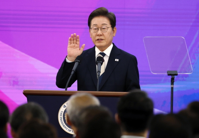 이재명 대통령이 4일 서울 여의도 국회에서 열린 제21대 대통령 취임선서식에서 취임선서를 하고 있다.