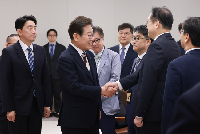 이재명 대통령이 4일 서울 용산 대통령실 청사에서 열린 '비상경제점검 태스크포스(TF) 회의'에서 정인교 통상교섭본부장과 인사하고 있다.(사진=대통령실통신사진기자단/뉴시스 제공)