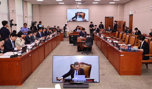 정청래 법사위원장이 7일 서울 여의도 국회에서 열린 법제사법위원회 전체회의에서 국민의힘 의원들이 퇴장한 가운데 의사봉을 두드리고 있다.(사진ㄴ=뉴시스 제공)