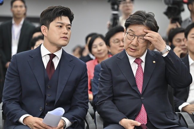 김용태 국민의힘 비상대책위원장과 권성동 원내대표가 4일 서울 여의도 중앙당사에서 열린 제21대 대통령선거 국민의힘 중앙선거대책위원회 해단식에서 대화를 나누고 있다.(사진=공동취재/뉴시스 제공)