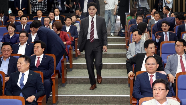  김용태 국민의힘 비상대책위원장이 5일 오전 서울 여의도 국회에서 열린 의원총회에 참석하고 있다.(사진=뉴시스 제공)