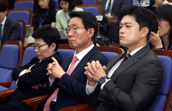 김용태 국민의힘 비상대책위원장이 5일 오전 서울 여의도 국회에서 열린 의원총회에서 굳은 표정을 짓고 있다. 왼쪽부터 임이자 의원, 김상훈 정책위의장. 김용태 비대위원장.(사진=뉴시스 제공)