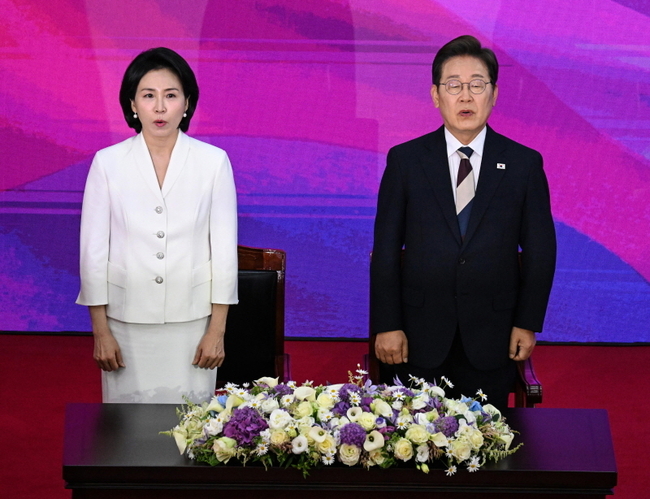 이재명 대통령과 부인 김혜경 여사가 지난 4일 서울 여의도 국회 로텐더홀에서 열린 제21대 대통령 취임선서식에서 애국가를 부르고 있다. 