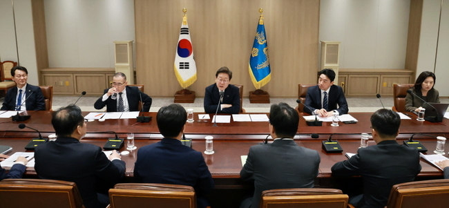 이재명 대통령이 지난 4일 서울 용산 대통령실 청사에서 '비상경제점검 태스크포스(TF) 회의'를 주재하고 있다.
