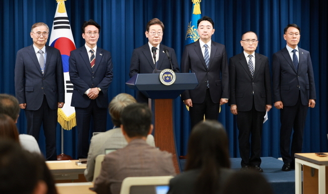 이재명 대통령이 지난 4일 서울 용산 대통령실 청사에서 새 정부 첫 인사 발표를 하고 있다. 왼쪽부터 이종석 국정원장 후보자, 김민석 국무총리 후보자, 이 대통령, 강훈식 비서실장, 위성락 안보실장, 황인권 경호처장. 