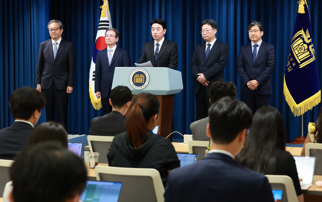 강훈식 비서실장이 6일 서울 용산구 대통령실 브리핑룸에서 조직개편안 및 1차 인선 발표 관련 브리핑을 하고 있다. 왼쪽부터 문진영 사회수석비서관, 김용범 정책실장, 강 비서실장, 하준경 경제성장수석, 류덕현 재정기획보좌관.(사진=뉴시스 제공)