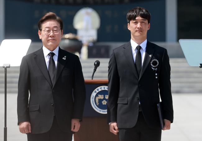 이재명 대통령이 6일 서울 동작구 국립서울현충원에서 열린 제70회 현충일 추념식에서 고공 기본교육 중 부상을 입은 황해 씨에게 국가유공자 증서를 수여 한 뒤 기념촬영을 하고 있다.(사진=뉴시스 제공)