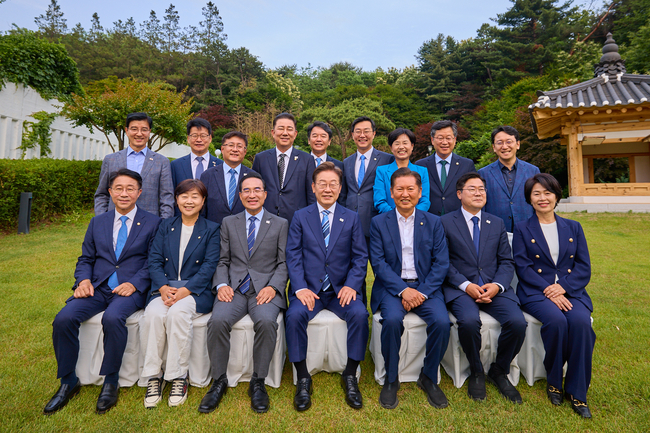 이재명 대통령이 7일 서울 한남동 대통령 관저에서 열린 더불어민주당 지도부 초청 만찬에서 참석한 민주당 지도부와 기념촬영하고 있다.(사진=대통령실/뉴시스 제공)