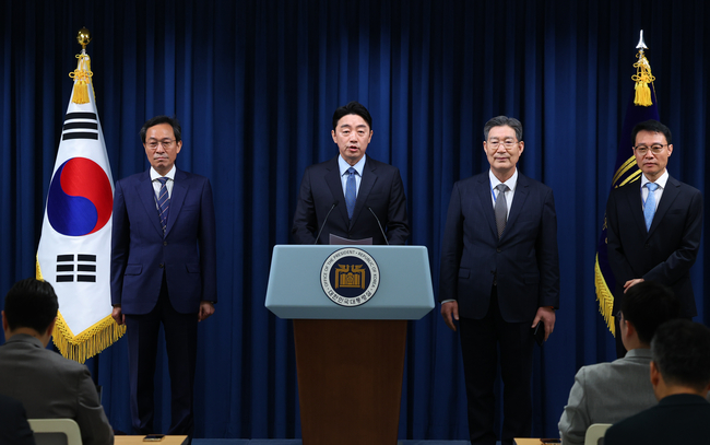 강훈식 비서실장이 8일 서울 용산구 대통령실 브리핑룸에서 이재명 대통령의 인선 관련 브리핑을 하고 있다. 왼쪽부터 우상호 정무수석, 강 비서실장, 오광수 민정수석, 이규연 홍보수석.(사진=뉴시스 제공)