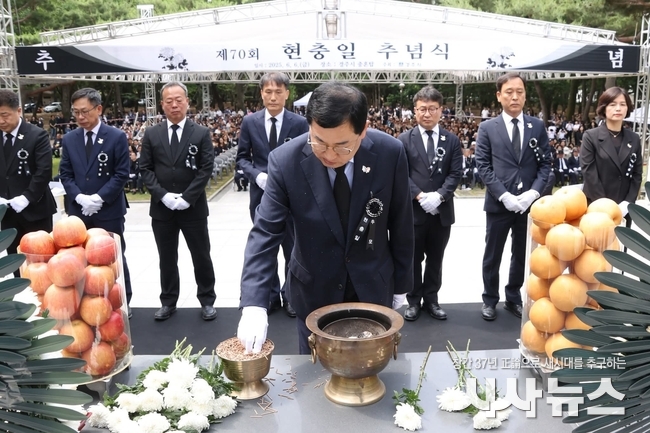주낙영 경주시장이 6일 황성공원 충혼탑에서 제70회 현충일 추념식에 참석해 분향하고 있다.