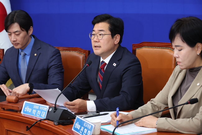 박찬대(가운데) 더불어민주당 당대표 직무대행 겸 원내대표가 5일 오전 서울 여의도 국회에서 열린 최고위원회의에서 발언하고 있다.(사진=뉴시스 제공)
