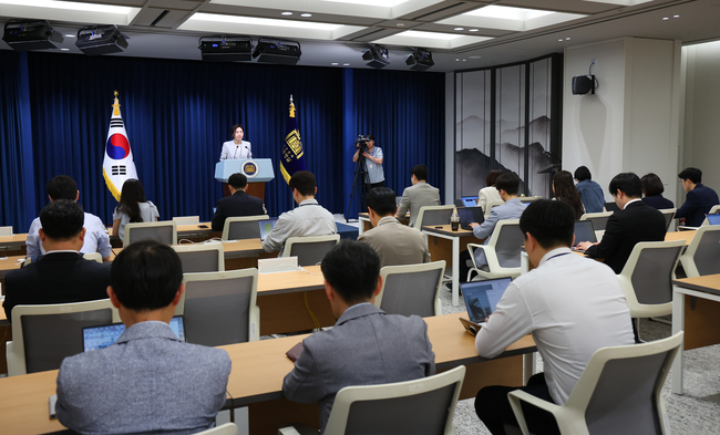 강유정 대변인이 9일 서울 용산 대통령실에서 대통령경호처 관련 브리핑을 하고 있다.(사진=뉴시스 제공)