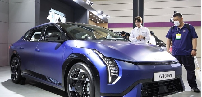 3일 코엑스에서 열린 'EV트렌드코리아 2025' 기아 부스에 EV4 GT-line이 전시돼있다. (사진=뉴시스 제공)