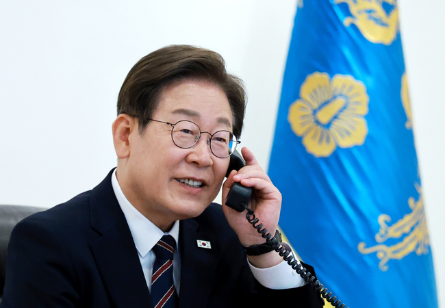 이재명 대통령이 9일 서울 용산구 대통령실 청사 집무실에서 이시바 시게루 일본 총리와 전화 통화를 위해 수화기를 들고 있다.(사진=뉴시스 제공)