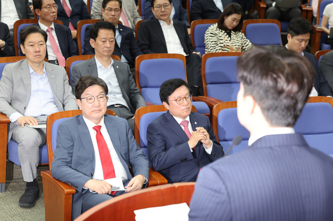 권성동 국민의힘 원내대표가 9일 서울 여의도 국회에서 열린 의원총회에서 김용태 비상대책위원장의 발언을 경청하고 있다.(사진=뉴시스 제공)