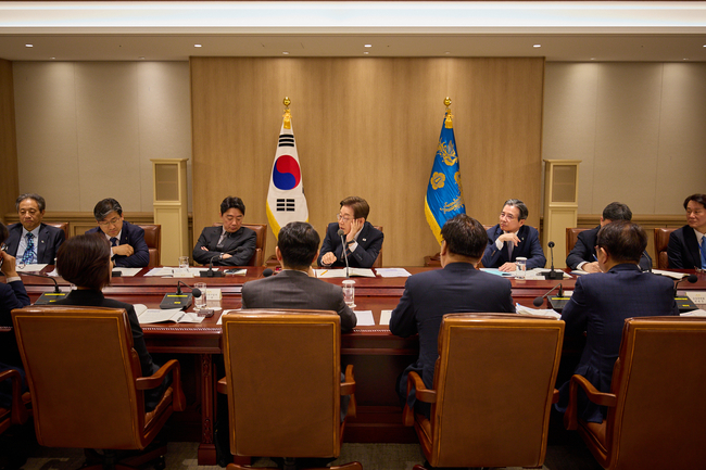 이재명 대통령이 9일 서울 용산구 대통령실 청사에서 열린 2차 비상경제점검 태스크포스(TF)회의를 주재하고 있다. (사진=대통령실/뉴시스 제공)