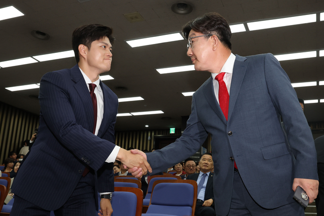 김용태 국민의힘 비상대책위원장과 권성동 원내대표가 9일 서울 여의도 국회에서 열린 의원총회에 참석해 악수하고 있다.(사진=뉴시스 제공)