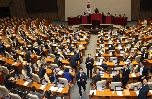 5일 서울 여의도 국회에서 열린 제426회 국회(임시회) 제1차 본회의에서 채해병 특검법이 통과되자 민주당 의원들이 해병대예비역연대를 향해 박수치고 있다.(사진=뉴시스 제공)