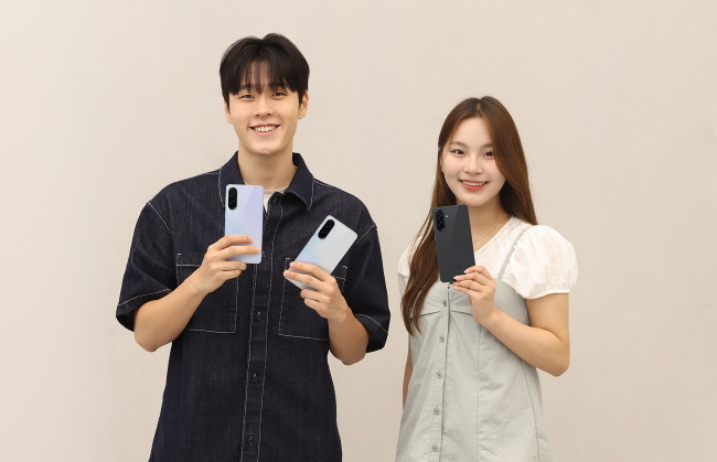 삼성전자 모델들이 새롭게 출시한 ‘갤럭시 A36 5G’를 소개하는 모습(사진=삼성전자 제공)