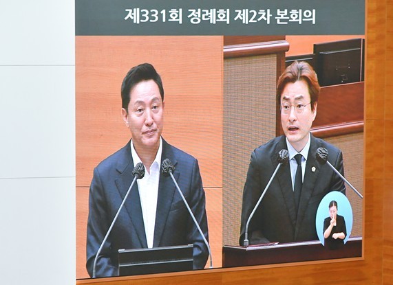 서울시의회 박유진 의원(더불어민주당, 은평3)은 11일 제331회 정례회 시정질문에서 서울시 지원이 끊겨 폐국 위기에 몰린 TBS 사태에 대해 오세훈 시장이 그 책임을 시의회로 떠넘기며 시장으로서 리더십을 포기하였다고 비판했다. (사진=서울시의회 제공)