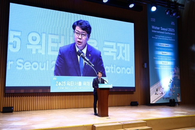 서울시의회 도시안전건설위원회(위원장 강동길)는 지난 11일 서울시청 8층 다목적홀에서 개최된 ‘2025 워터서울 국제컨퍼런스’에서 축하의 말을 전하고 있다.(사진=서울시의회 제공)