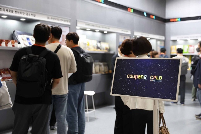 [쿠팡 CPLB가 지난 11일 중소 제조 파트너 30개사와 함께 서울 삼성동 코엑스에서 개최된 산업통상자원부가 주최하는 ‘2025 디지털 유통·물류대전’에 동반 참가하고 있다.(사진=쿠팡 제공)