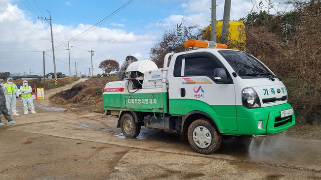 지난해 서산시가 조류인플루엔자 의심 오리 발생한 지역의 농가 주변을 방역하고 있다.(사진=서산시 제공) 