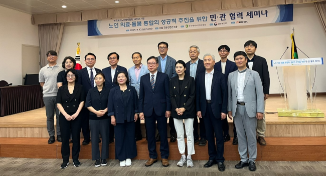 강석주 의원(두번째줄 왼쪽에서 네번째)이 기념사진을 촬영하고 있다.(사진=서울시의회 제공)