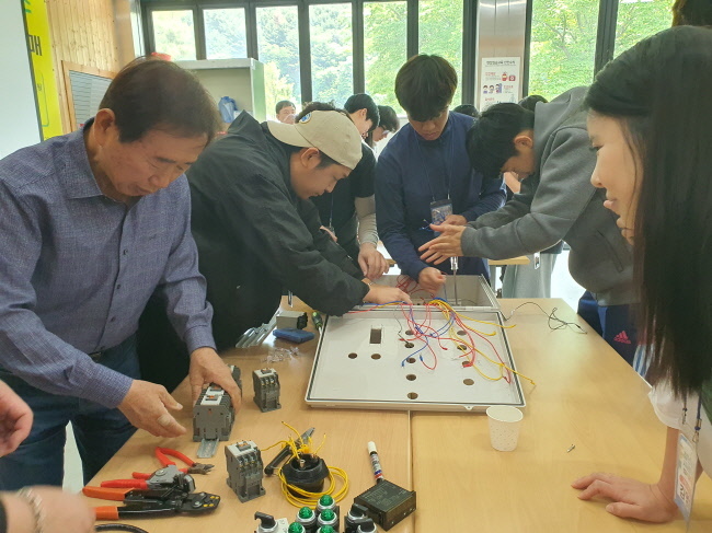 지난 5월 29일 딸기반 청년농부들이 양평 마이스터 농가에서 실습을 하고 있다.(사진=농협중앙회 제공)
