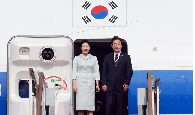 이재명 대통령과 김혜경 여사가 캐나다에서 열리는 주요 7개국(G7) 정상회의에 참석하기 위해 16일 경기 성남 서울공항에서 공군 1호기에 탑승하며 인사하고 있다. (사진=뉴시스 제공)