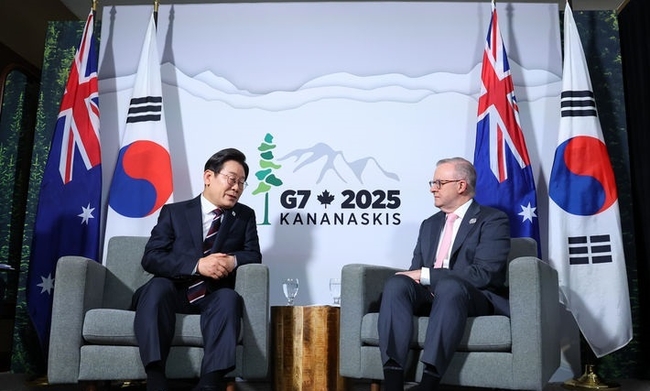 주요 7개국(G7) 정상회의 참석차 캐나다를 방문한 이재명 대통령이 16일(현지 시간) 캘거리 한 호텔에서 앤서니 앨버니지 호주 총리와 한-호주 정상회담을 하고 있다. (사진=뉴시스 제공)