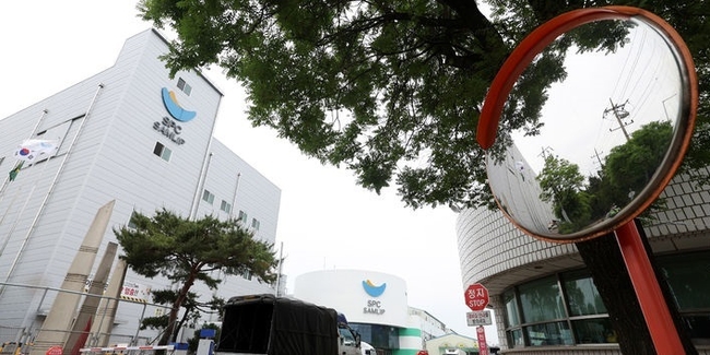 2일 오후 경기 시흥시 SPC삼립 시화공장에서 물류차량이 세워져 있다. (사진=뉴시스 제공)