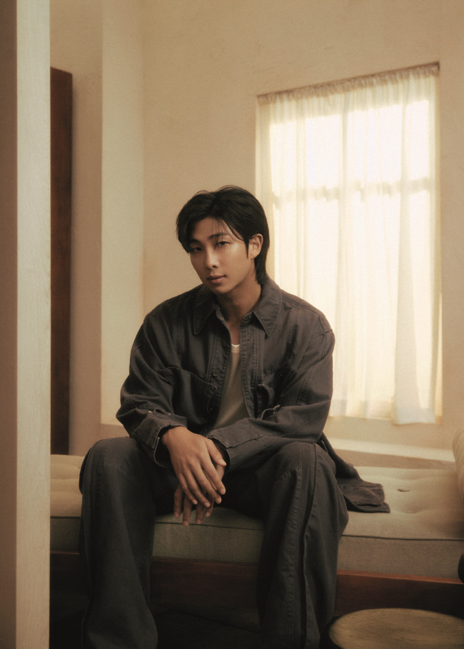 삼성전자 아트 TV 홍보대서로 선정된 방탄소년단 RM (사진=삼성전자 제공)