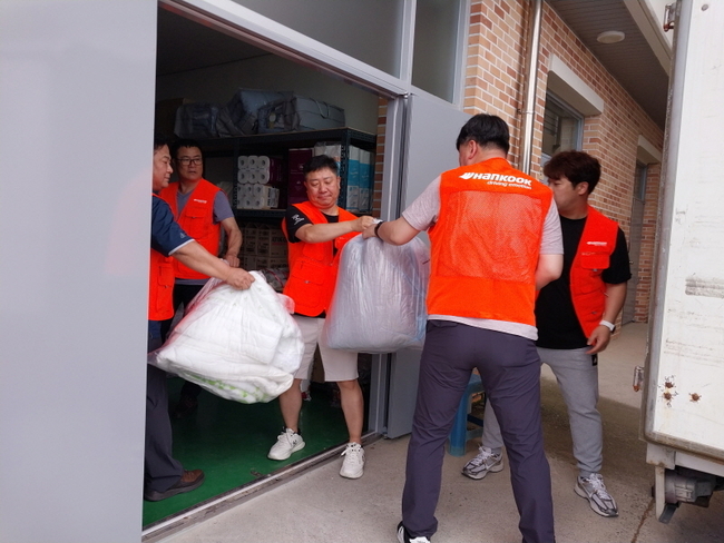 한국타이어 금산공장 나눔회 제원면 저소득층 가구 대상 이불 빨래 봉사 모습. (사진=금산군 제공)
