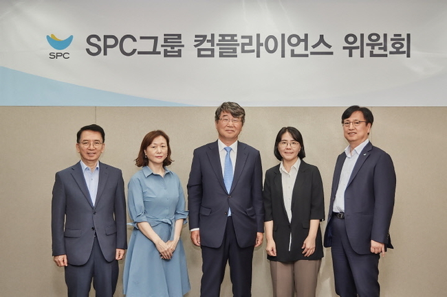 16일 서울 양재동 SPC1945 사옥에서 SPC 컴플라이언스 위원회가 발족식을 갖고 기념촬영을 하고 있다. (왼쪽부터) 이정희 위원, 문은숙 위원, 김지형 위원장, 여연심 위원, 경재형 위원(사진= SPC그룹 제공)