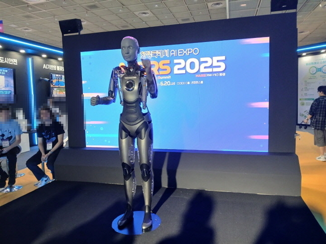 경기 화성시가 18일 서울 코엑스 C홀에서 인공지능(AI) 엑스포 'MARS 2025(Mega city A.I. Revolution Summit 2025)'를 개최하고 아메카(Ameca)를 국내에서는 처음으로 공개했다.(사진=홍경의 기자)