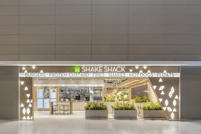 파인 캐주얼 브랜드 쉐이크쉑(Shake Shack)이‘인천공항 제2터미널점’을 개점했다.(사진=SPC그룹 제공)