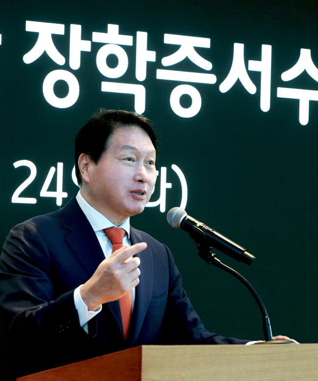 한국고등교육재단 이사장을 맡고 있는 최태원 SK회장이 24일 서울 종로구 SK서린빌딩에서 열린 해외유학 장학증서 수여식에서 격려인사를 하고 있다.(사진= SK 제공)