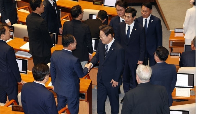  이재명 대통령이 26일 오전 서울 여의도 국회에서 열린 제426회국회(임시회) 제2차 본회의에서 2025년도 제2회 추가경정예산안에 대한 정부의 시정연설을 마친 뒤 국민의힘 의원들과 인사하고 있다. (사진=뉴시스 제공)