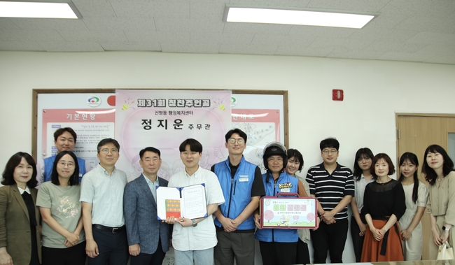 정지운 주무관, 이영준 위원장, 맹영호 동남구청장이 31번째 칭찬배달통 행사에 참석하고 있다. (사진=천안시 제공)