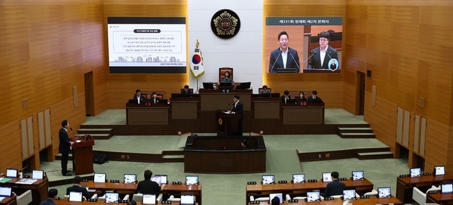  오세훈 서울시장이 지난 11일 오전 서울 중구 서울시의회에서 열린 제331회 정례회 제2차 본회의에서 김동욱 의원의 질의에 답하고 있다.(사진=뉴시스 제공)