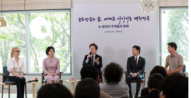 이재명 대통령이 지난달 30일 서울 용산 대통령실 파인그라스에서 열린 문화예술계 수상자 간담회에서 발언하고 있다.(사진=뉴시스 제공)