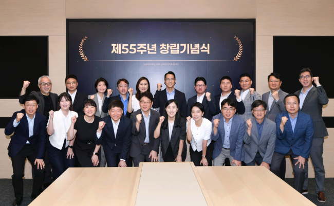  1일 삼성SDI 기흥 본사에서 개최된 55주년 창립기념일 행사에서 최주선 삼성SDI 대표이사 사장(왼쪽 위)과 주요 경영진, SDI인상 등 수상자들이 기념사진을 촬영하고 있다.(사진= 삼성SDI 제공)