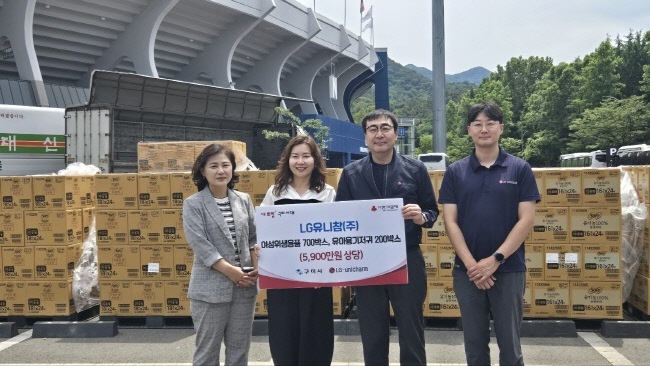 엘지유니참 임직원(왼쪽 남성 2명)들로부터 위생용품을 기부 받는 구미시청 관계자들(사진=LG생활건강 제공)